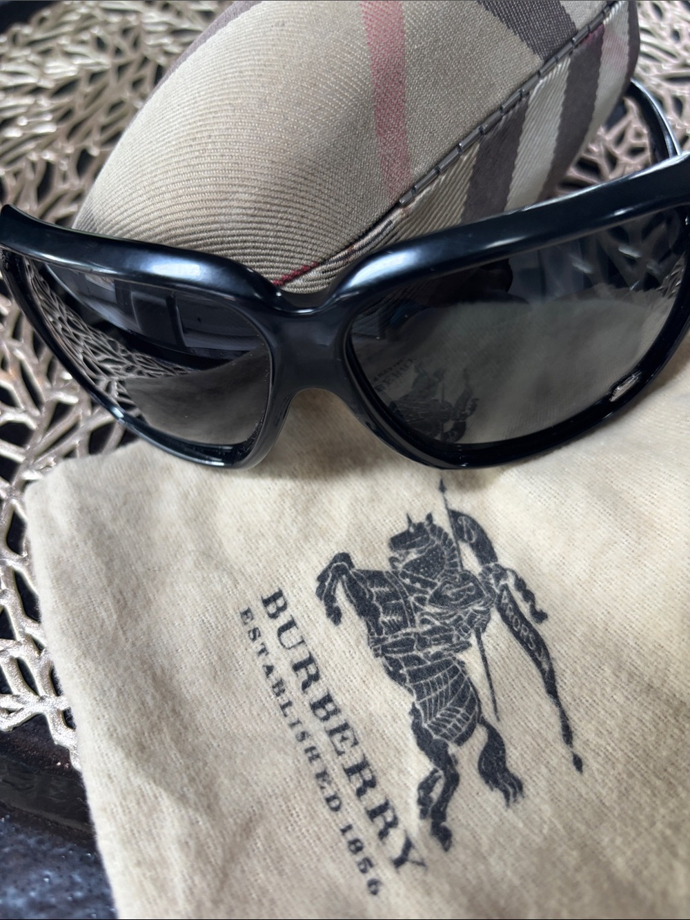 Vintage classic chic  oversized Burberry unisex glasses with dust bad and case